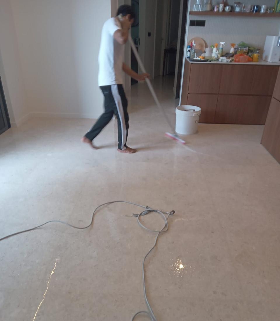Cleaning up polishing slurry from a marble floor