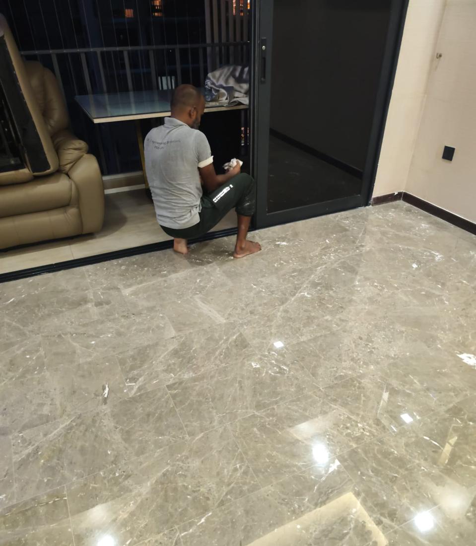 Detailing marble along the skirting